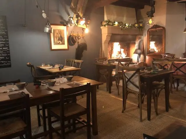 Tables dressées près de la cheminée