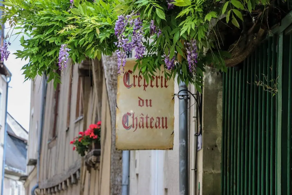Enseigne sous la glycine rue Saint-Aignan
