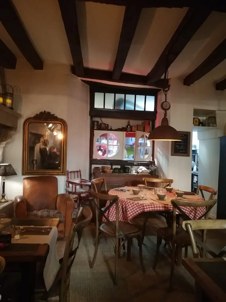Salle chaleureuse et mobilier ancien