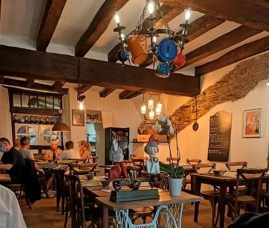Salle aux poutres apparentes de la Crêperie du Château